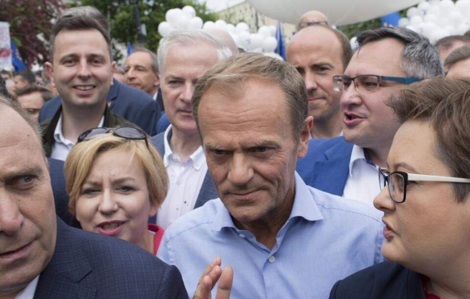 Donald Tusk. W tle szef PSL / autor: Fratria