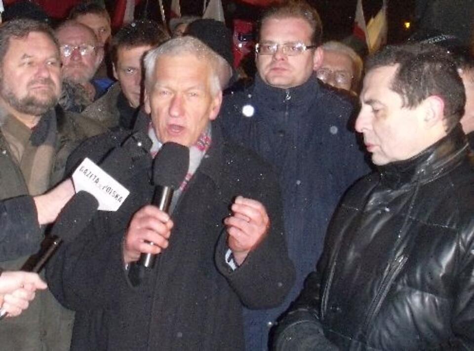 Kornel Morawiecki przemawia pod domem Wojciecha Jaruzelskiego w rocznice wprowadzenia stanu wojennego. Lider SW nigdy nie zaakceptował amnezji III RP, Fot. Naszememnto.pl 