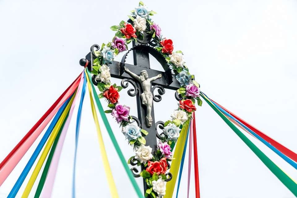  We Francji, gdzie przez dekady symbole chrześcijańskie znikały z przestrzeni publicznej, rodzi się cichy, ale wyraźny ruch odnowy. / autor: Fratria