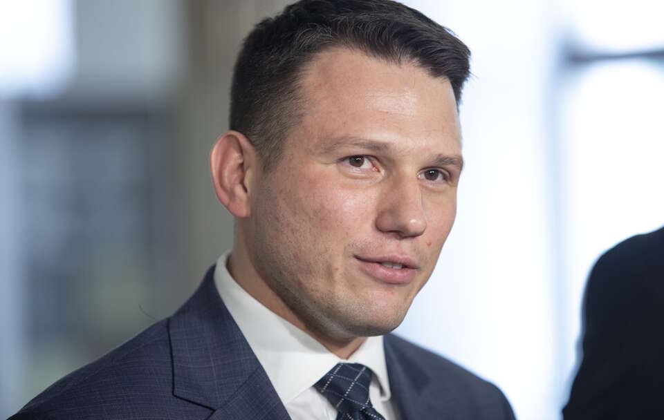 Lider Konfederacji Sławomir Mentzen był przetrzymywany na lotnisku w Londynie. / autor: Fratria