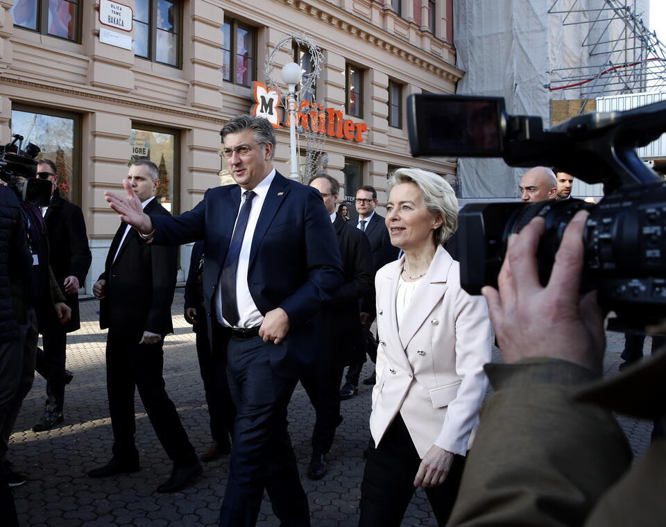 Ursula von der Leyen (pictured with Prime Minister Plenkovic) visited Zagreb on the occasion of Croatia's entry into the euro zone  / autor: PAP/EPA/ANTONIO BAT