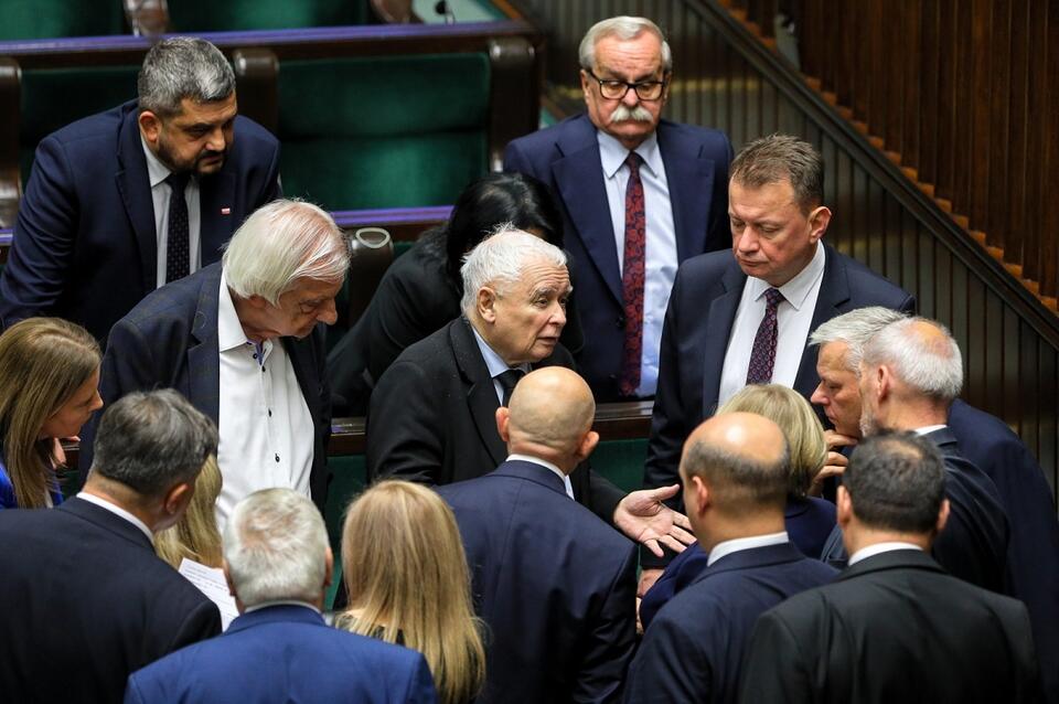 Jarosław Kaczyński i politycy PiS podczas pierwszego posiedzenia Sejmu X kadencji / autor: PAP/Paweł Supernak