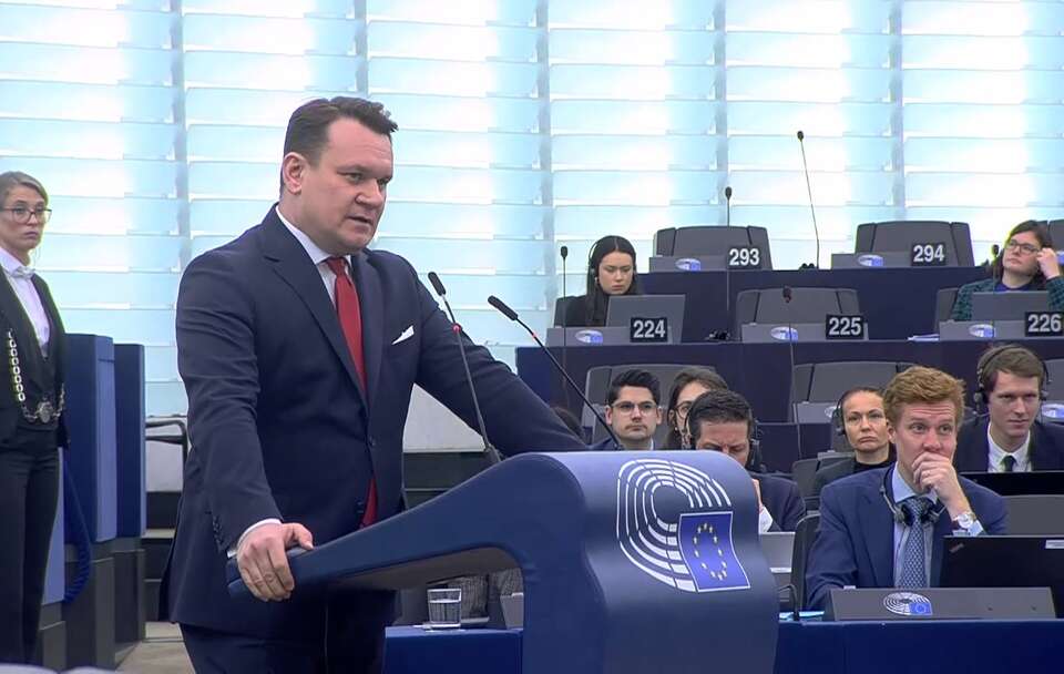 Europoseł PiS Dominik Tarczyński przemawia podczas debaty w PE / autor: screen z transmisji sesji plenarnej PE / multimedia.europarl.europa.eu