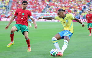 Achraf Hakimi i Raphina w meczu Maroko-Brazylia / autor: PAP/EPA