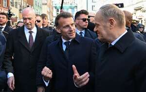 Premier Donald Tusk i prezydent Francji Emmanuel Macron podczas powitania w Gdańsku / autor: PAP/Adam Warżawa