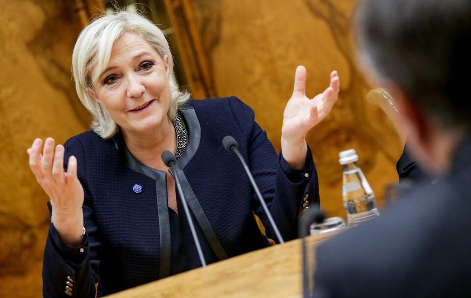Maleją szanse partii Marine Le Pen na większość bezwzględną