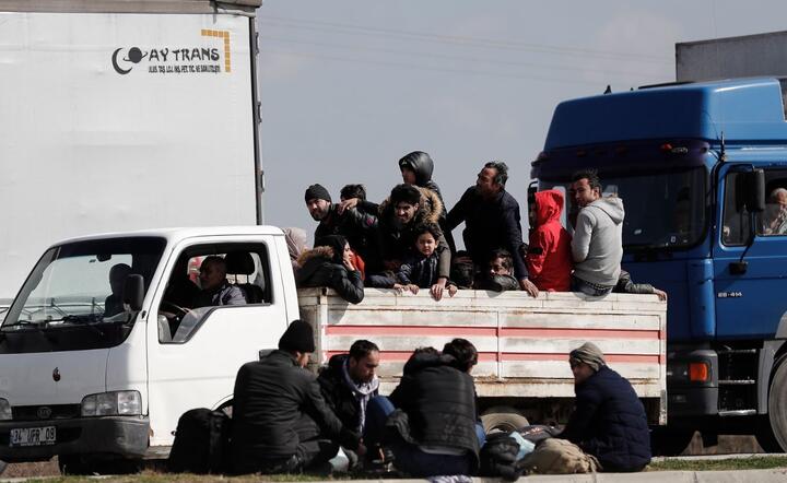 Migranci na granicy grecko-tureckiej / autor: PAP/EPA/DIMITRIS TOSIDIS