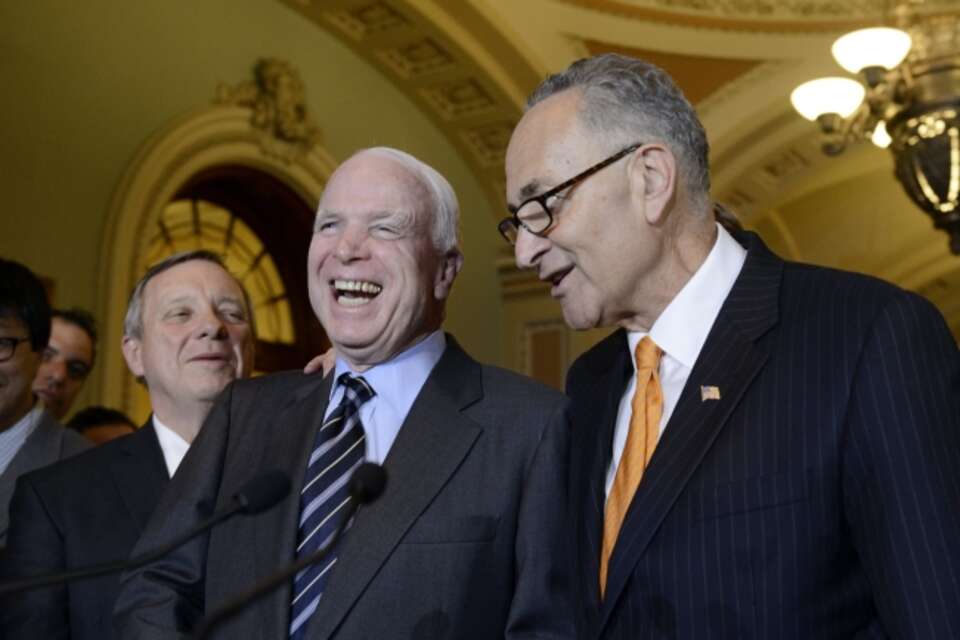 Jak republikanin z demokratą. Senatorowie John McCain i Chuck Schumer po decyzjji Senatu.
