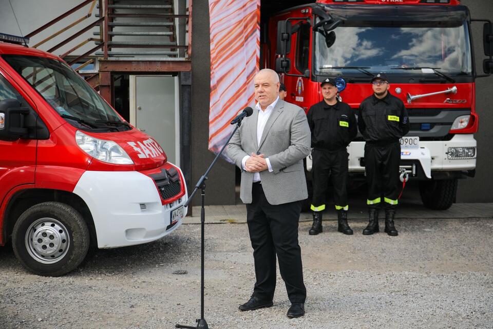 Min. Jacek Sasin podczas konferencji prasowej ws. ogłoszenia ogólnopolskiego konkursu Fundacji KGHM Polska Miedź dot. wsparcia finansowego dla Ochotniczych Straży Pożarnych w całym kraju, 8 bm. w siedzibie Ochotniczej Strażu Pożarnej w Okuniewie / autor: Okuniew, 08.07.2023, PAP/Albert Zawada