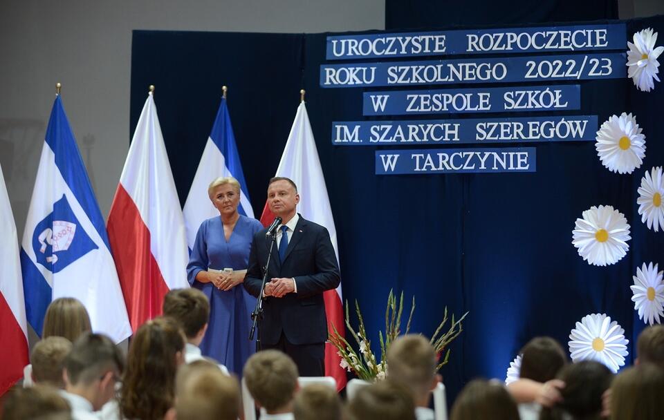 Para prezydencka na rozpoczęciu roku szkolnego w Tarczynie / autor: PAP/Marcin Obara