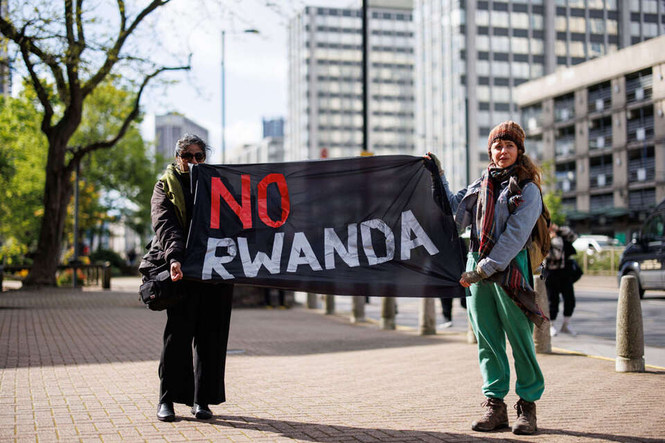 Protest działaczy przeciwko deportacji imigrantów do Rwandy / autor: PAP/EPA/TOLGA AKMEN