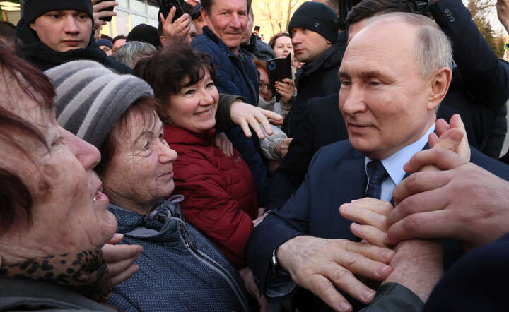 Władimir Putin z fankami / autor: MIKHAIL METZEL/SPUTNIK/KREMLIN POOL MANDATORY CREDIT/PAP/EPA