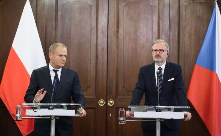  Premier Donald Tusk (L) oraz premier Czech Petr Fiala (P) na wspólnej konferencji prasowej w Liechtenstein Palace w Pradze / autor: PAP/Leszek Szymański