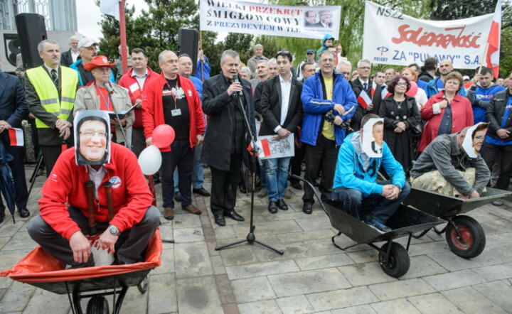 Protest w Świdniku, przemawia burmistrz Waldemar Jakson, Fot. PAP/ Wojciech Pacewicz