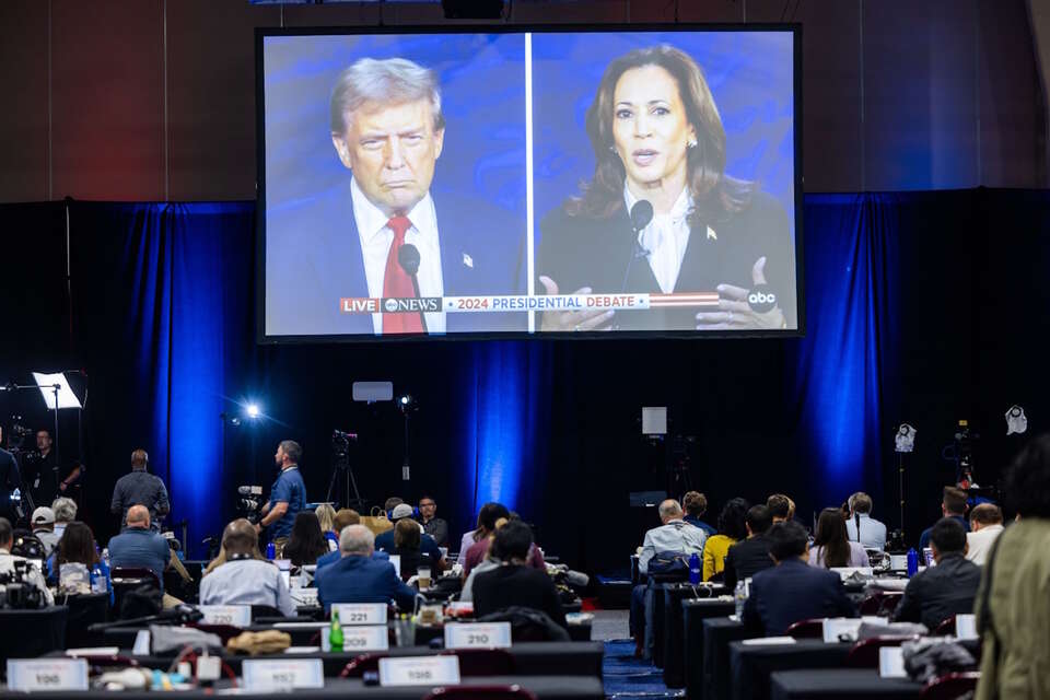 Pressroom podczas debaty Trump-Harris / autor: PAP/EPA/JIM LO SCALZO