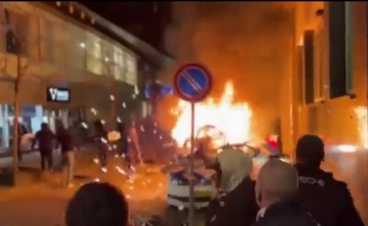 W Holandii w nocy starcia przeciwników obostrzeń z policją [wideo]