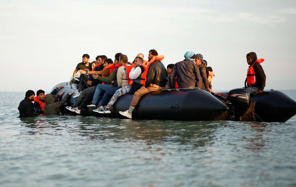 Zdjęcie ilustracyjne; Migranci  / autor: PAP/EPA/YOAN VALAT