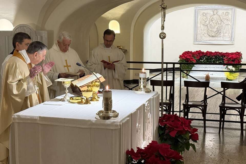 Msza święta sprawowana przy grobie Benedykta XVI w trzecią rocznicę jego śmierci / autor: @VATICAN MEDIA