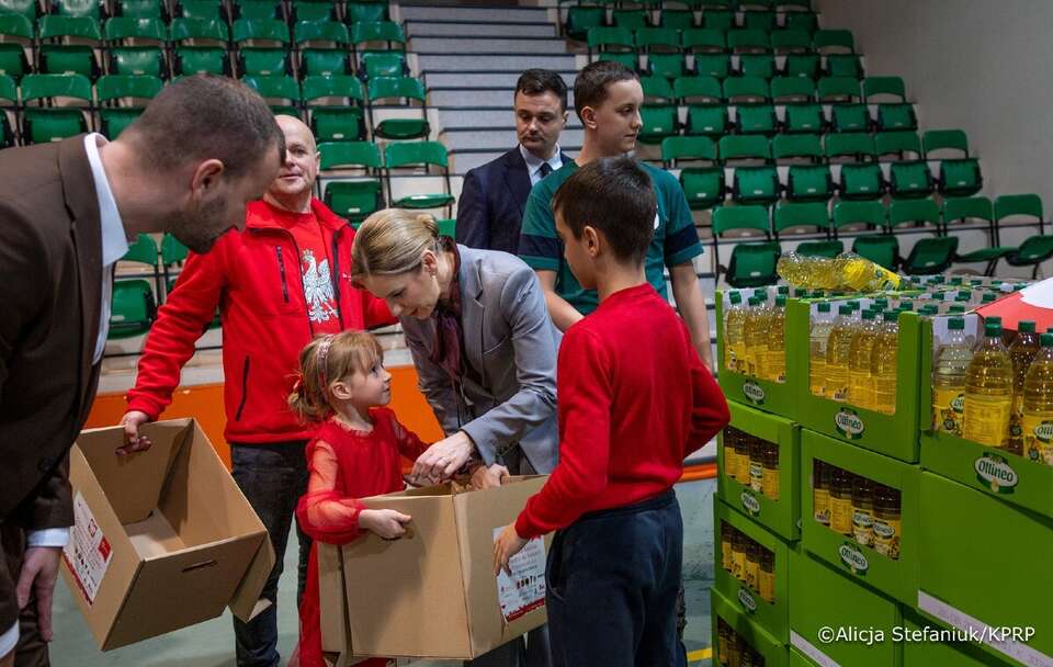 Pierwsza Dama RP Marta Nawrocka wzięła w pakowaniu świątecznych paczek w akcji „Paczka dla Rodaka i Bohatera na Kresach” / autor: Alicja Stefaniuk/KPRP