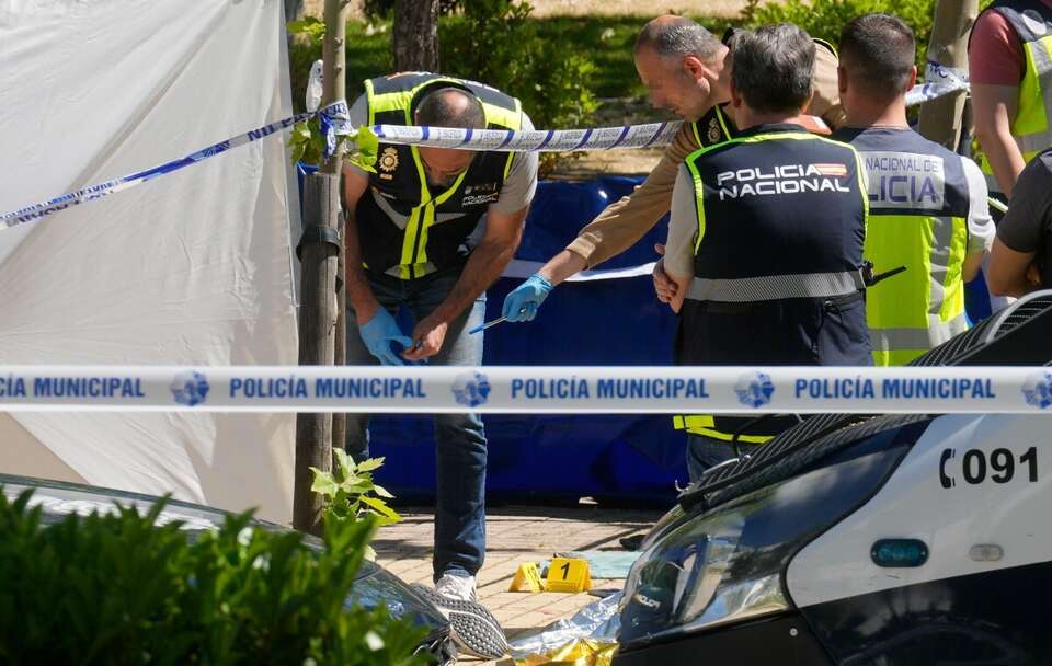 Funkcjonariusze policji szukają dowodów na miejscu strzelaniny przed szkołą / autor: PAP/EPA/BORJA SANCHEZ-TRILLO