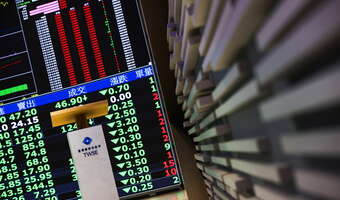 Na rynkach utrzymuje się napięcie. Złoty lekko słabnie