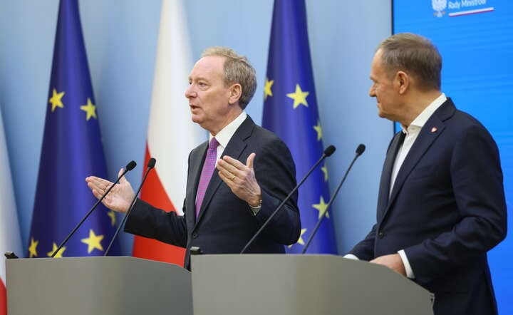 Premier Donald Tusk (P) oraz prezydent i wiceprezes Microsoft Corporation Brad Smith (L) podczas konferencji prasowej po spotkaniu w Kancelarii Prezesa Rady Ministrów / autor: PAP/Leszek Szymański