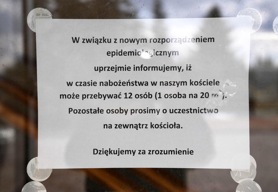 Informacja na drzwiach jednego z kościołów w Przemyślu, 28 bm.  / autor: PAP/Darek Delmanowicz