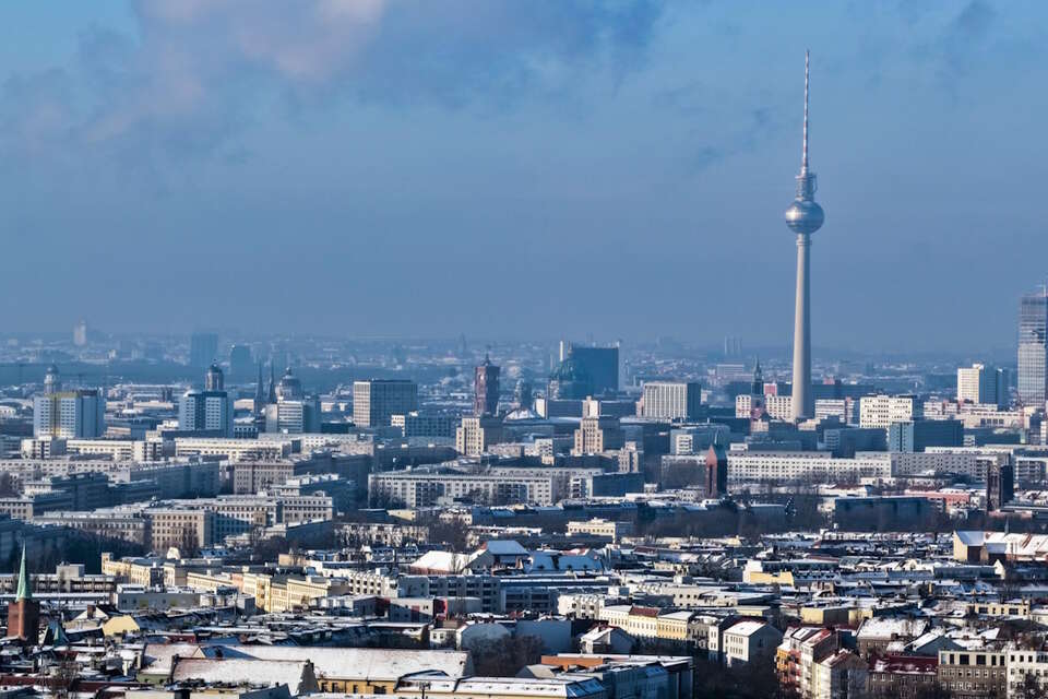 Blackout w Berlinie. Burmistrz wiedząc o sytuacji poszedł grać w tenisa. Opozycja żąda dymisji. "Przegrał pan ten mecz". Na zdjęciu Berlin w zimowej aurze / autor: PAP/EPA