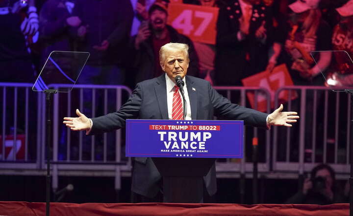 Donald Trump na niedzielnym wiecu zwolenników w Capital One Arena w Waszyngtonie / autor: PAP/EPA/WILL OLIVER