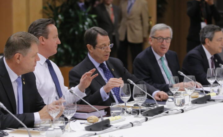 Premier Wielkiej Brytanii David Cameron (2L) i przewodniczący KE Jean Claude Juncker (4L) i prezes EBC Mario Draghi w trakcie negocjacji 28 przywódców krajów UE, fot. PAP/ EPA/OLIVIER HOSLET