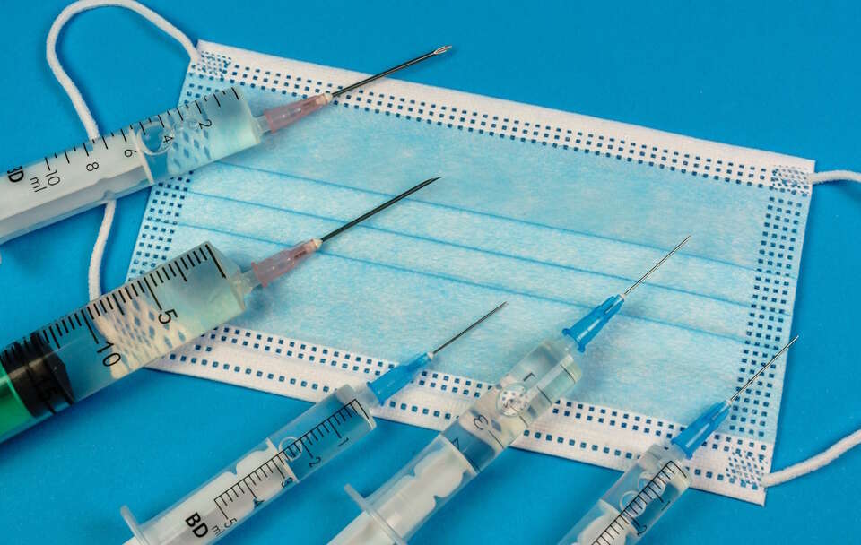 Maseczka i strzykawki / autor: Fratria