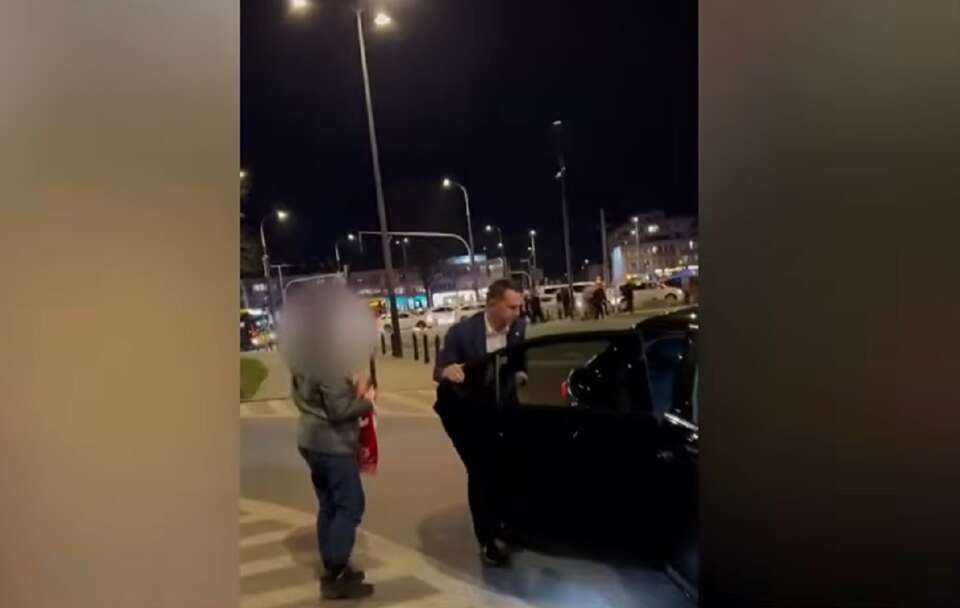 Kadr z nagrania red. Wojciecha Biedronia - rzecznik rządu pod PGE Narodowym wysiada z limuzyny / autor: Telewizja wPolsce24