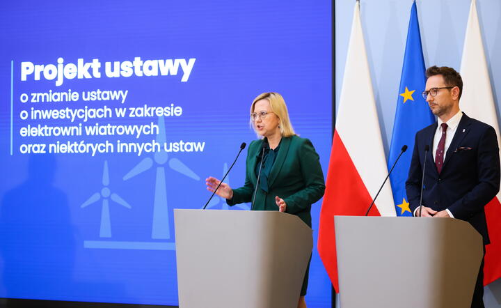 minister klimatu i środowiska Anna Moskwa (L) / autor: PAP/Leszek Szymański