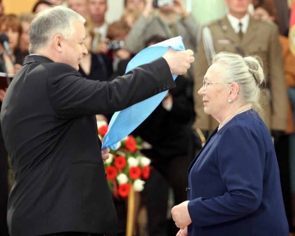 3 maja 2006 r. śp. Lech Kaczyński wręcza śp. Annie Walentynowicz Order Orła Białego. PAP/Radek Pietruszka