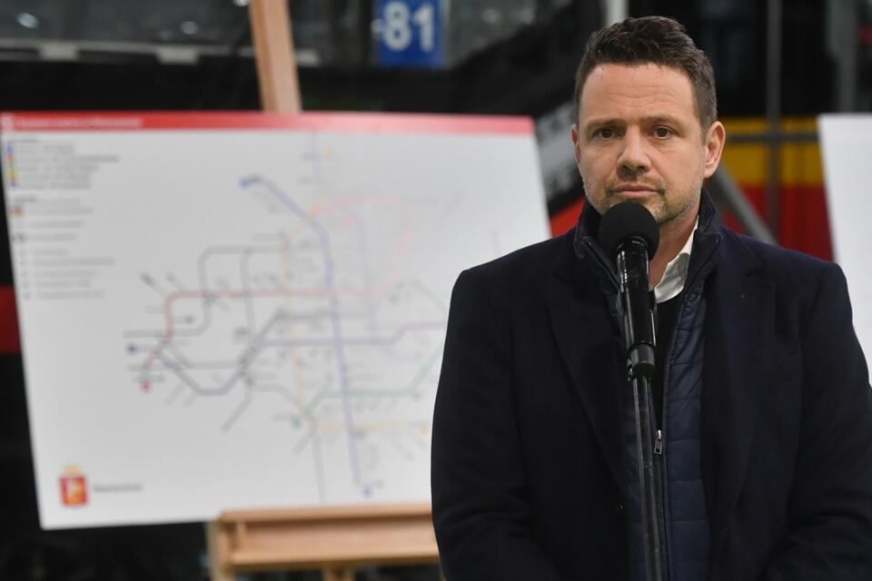 Prezydent m.st. Warszawy Rafał Trzaskowski podczas konferencji dot. planów rozwoju sieci transportowej w stolicy w perspektywie do 2050 r., które są efektem prac nad nowym studium Warszawy. / autor: PAP/Radek Pietruszka