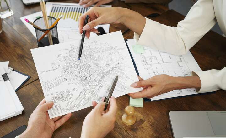 Nowe decyzje o warunkach zabudowy (WZ) muszą być zgodne z ustaleniami planu ogólnego. / autor: Pixabay