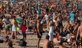 Hiszpańskie plaże pełne turystów wbrew zaleceniom władz