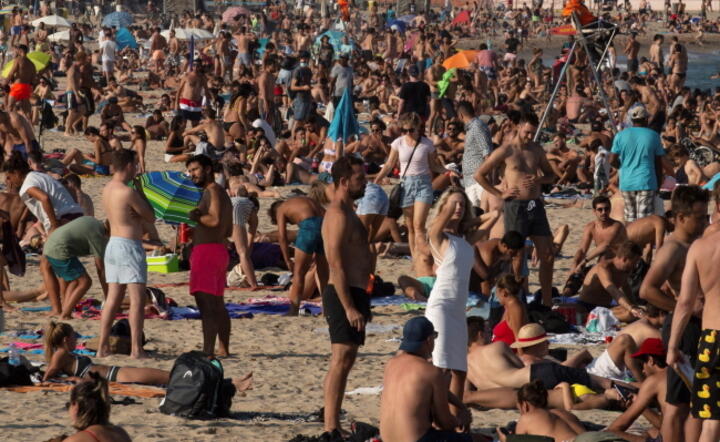 Hiszpańskie plaże pełne turystów wbrew zaleceniom władz
