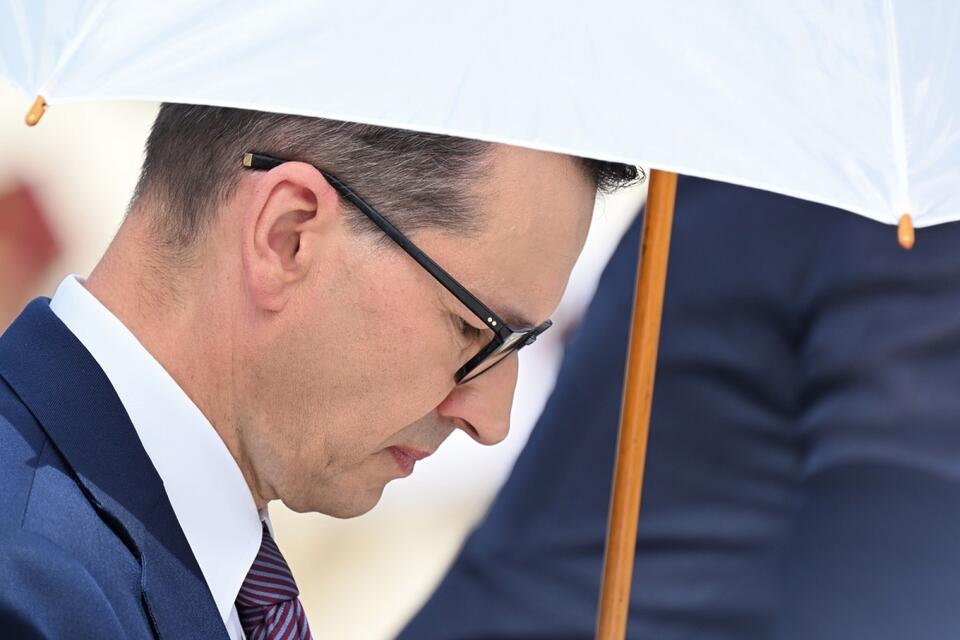 Premier Mateusz Morawiecki podczas Mszy świętej, sprawowanej w ramach uroczystości beatyfikacyjnych rodziny Ulmów na stadionie w Markowej / autor: PAP/Darek Delmanowicz