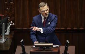 Na zdjęciu szef KPRP Zbigniew Bogucki przemawia z mównicy w Sejmie / autor: PAP/Tomasz Gzell