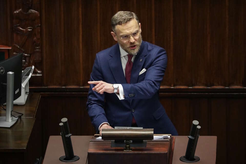 Na zdjęciu szef KPRP Zbigniew Bogucki przemawia z mównicy w Sejmie / autor: PAP/Tomasz Gzell