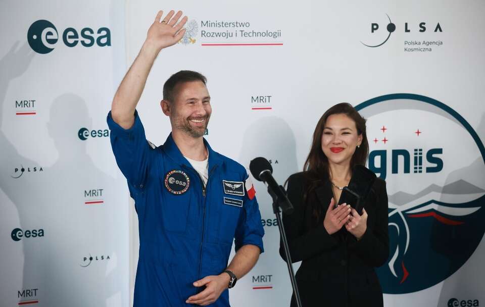 Polski astronauta, członek załogi misji Axiom-4 dr Sławosz Uznański-Wiśniewski oraz jego małżonka Aleksandra Uznańska-Wiśniewska  / autor: PAP/Leszek Szymański