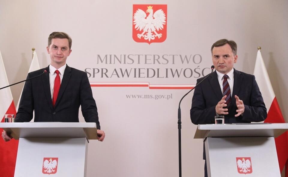 Wiceprzewodniczący komisji Weryfikacyjnej, kandydat do Parlamentu Europejskiego Sebastian Kaleta; Minister sprawiedliwości, prokurator generalny Zbigniew Ziobro  / autor: PAP/Tomasz Gzell