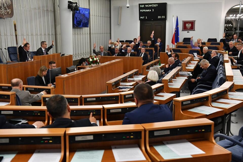 Senat podczas prac nad ustawą o SN / autor: PAP/Piotr Nowak
