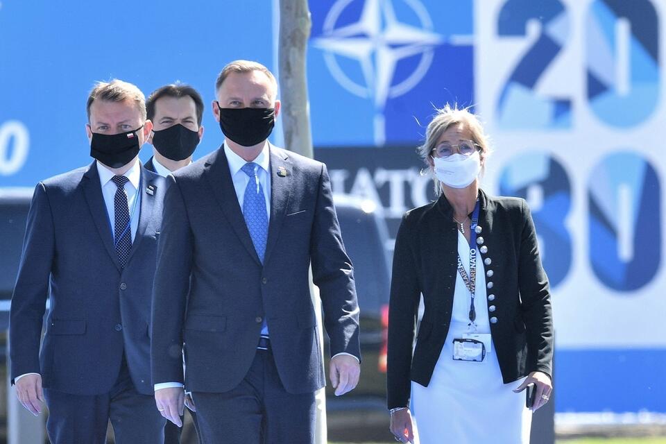Prezydent RP Andrzej Duda i szef MON Mariusz Błaszczak  w drodze do Kwatery Głównej NATO w Brukseli / autor: PAP/Radek Pietruszka