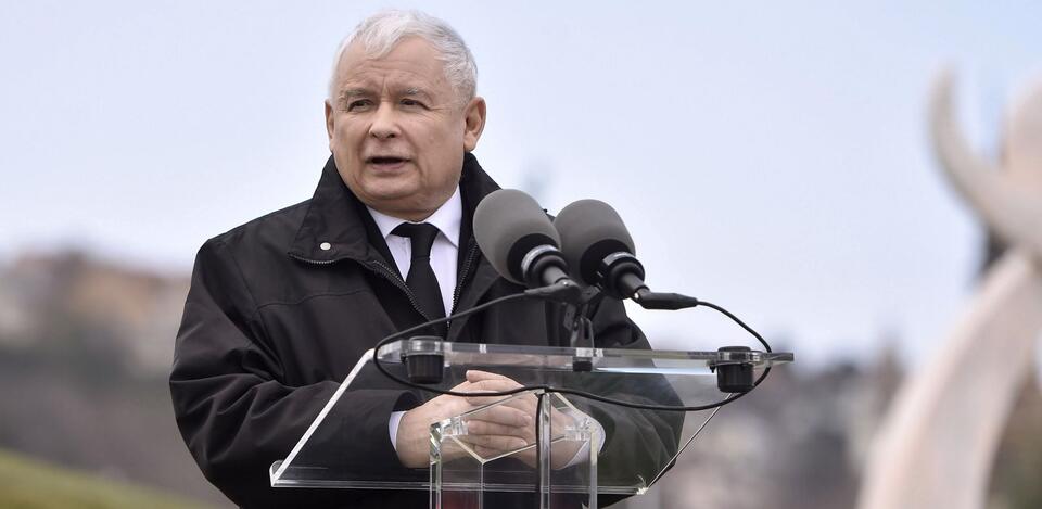 Odsłonięcie pomnika ofiar tragedii smoleńskiej na Węgrzech, przemawia Jarosław Kaczyński / autor: PAP/EPA