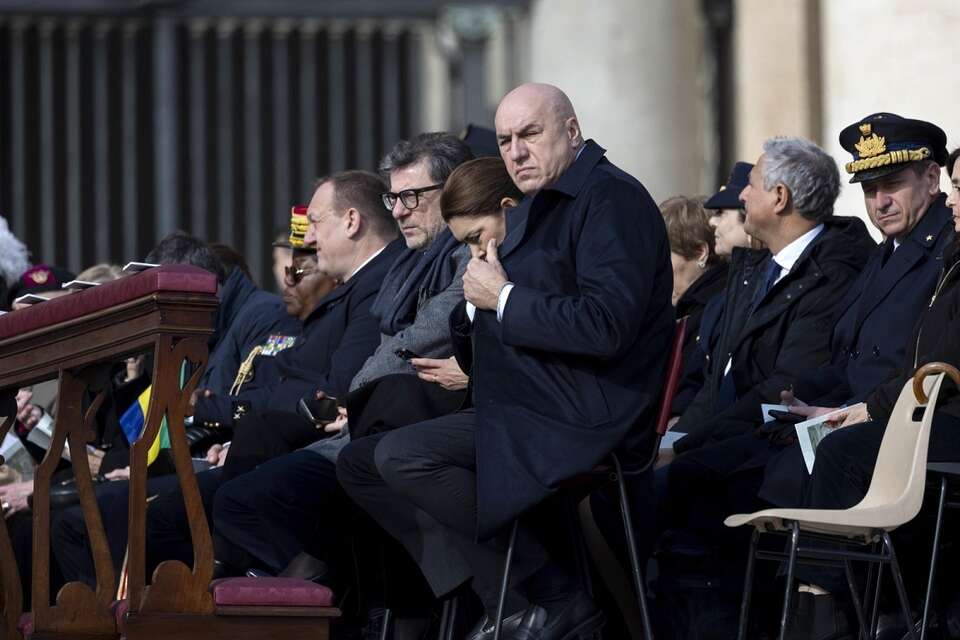 Włoski minister obrony Guido Crosetto podczas Mszy św. z okazji Jubileuszu Sił Zbrojnych na placu Świętego Piotra w Watykanie / autor: PAP/EPA