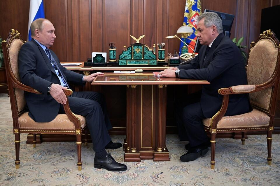 Prezydent Rosji Władimir Putin podczas spotkania z ministrem obrony Siergiejem Szojgu / autor: 	PAP/EPA/ALEXEI NIKOLSKY / KREMLIN POOL / SPUTNIK