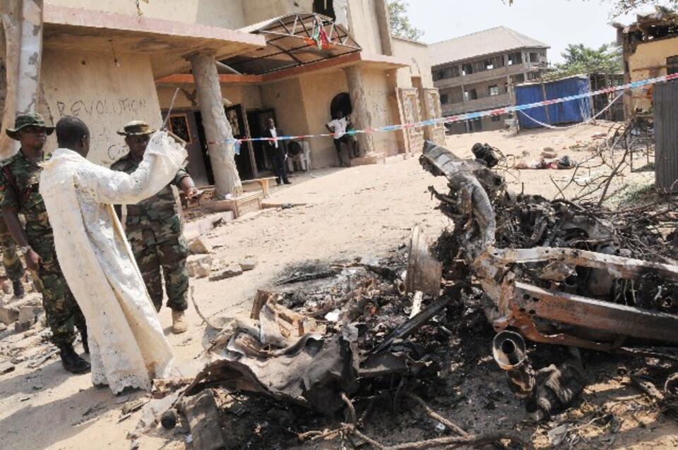 Zaatakowany bombą kościół katolicki w Madalli w pobliżu Abudży, 25 grudnia 2011 r. PAP/EPA