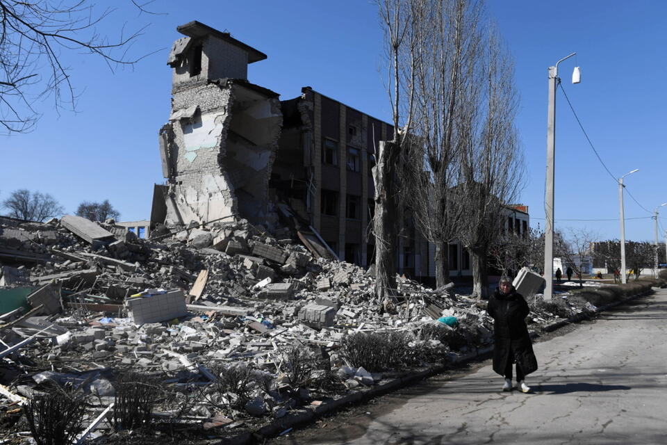 Zniszczony budynek szkoły w Charkowie  / autor: PAP/Andrzej Lange
